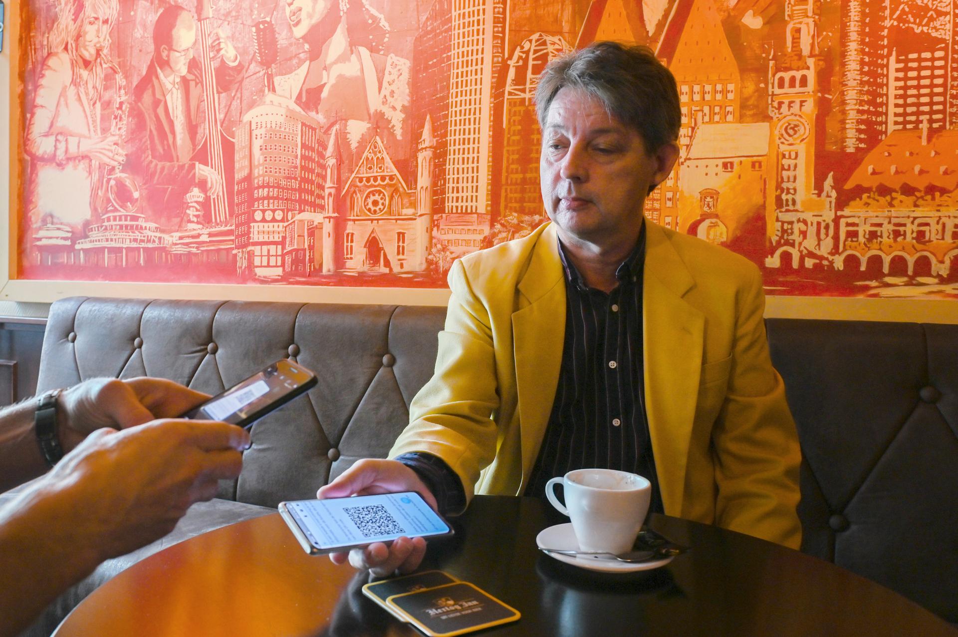 Bert Tijmensen (UBR) betaalt met code in de Horeca